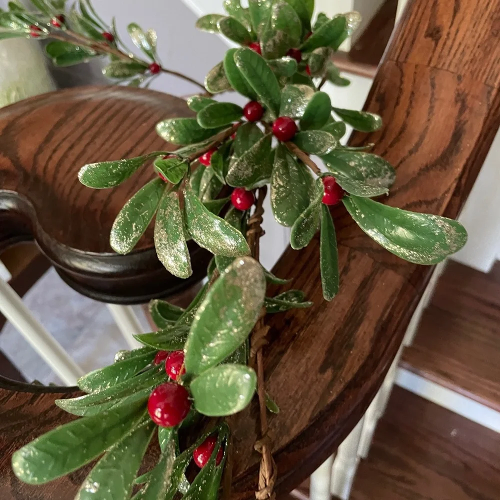 KIRKLAND'S BERRY MISTLETOE CHRISTMAS GARLAND 6'